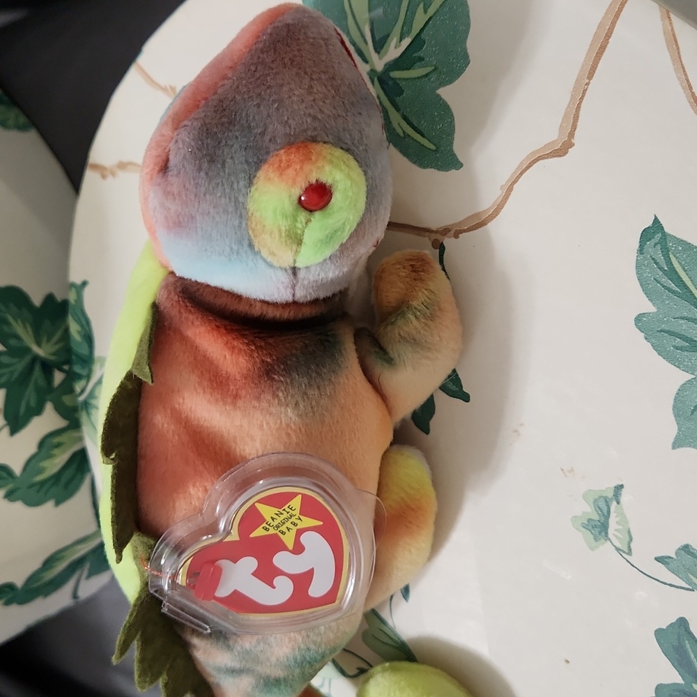 TY beanie Baby  Rainbow tag error states Iggy.  1997